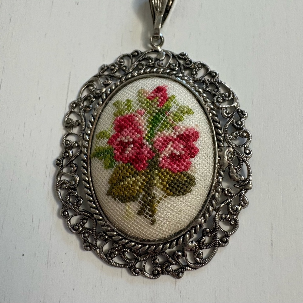 Vintage Floral Hand Embroidered Petit Point Oval Pendant Filigree Necklace - Picture 2 of 5